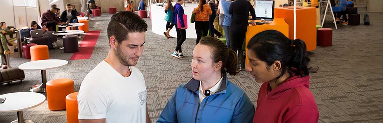 Students getting financial advice from an adviser in Student Connect