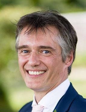 A portrait photo of Simon Handley