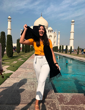 Prahva alumnus Shika Hedge in front of the Taj Mahal in India